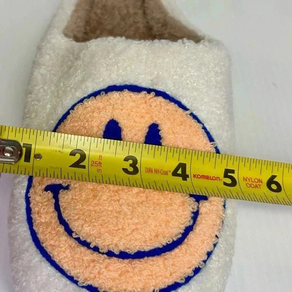 😊”Happy Face Slippers” NWT Nordic Peace White w/ Tan Faux Size 9/10😊 - Picture 9 of 12